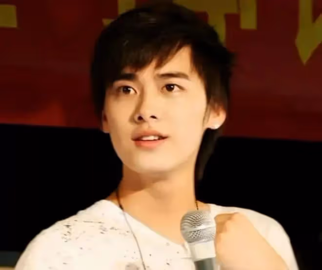 李易峰的混亂往事:肇事逃逸、情史複雜、私生活糜爛,他玩得真花