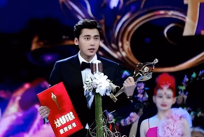 李易峰的混亂往事:肇事逃逸、情史複雜、私生活糜爛,他玩得真花
