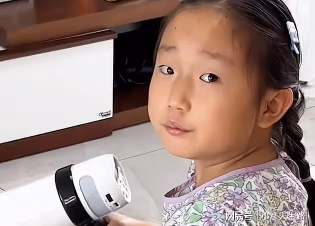 楊子鈺媽媽離婚後首談前夫,稱沒有誰對誰錯,靠9歲女兒漲粉12W