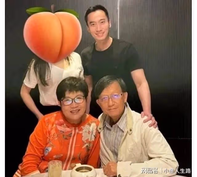 賴弘國曬照慶祝老婆坐完月子,女方產後氣色不錯,兩人同框秀恩愛