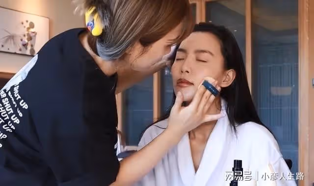 小貝餓了參加頒獎典禮,透露婚宴不滿30桌,為備孕欲走顏值路線