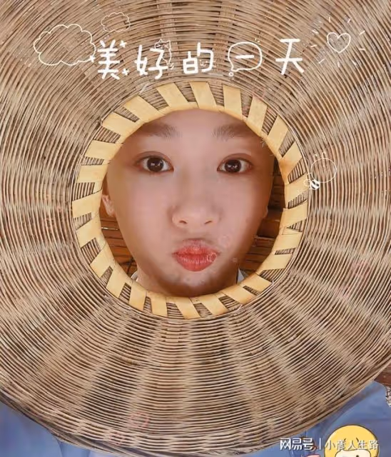 楊紫曬出新照片,嘟嘴賣萌超可愛,拍攝視頻送祝福!
