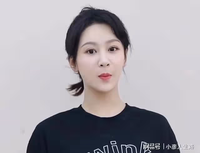 楊紫曬出新照片,嘟嘴賣萌超可愛,拍攝視頻送祝福!