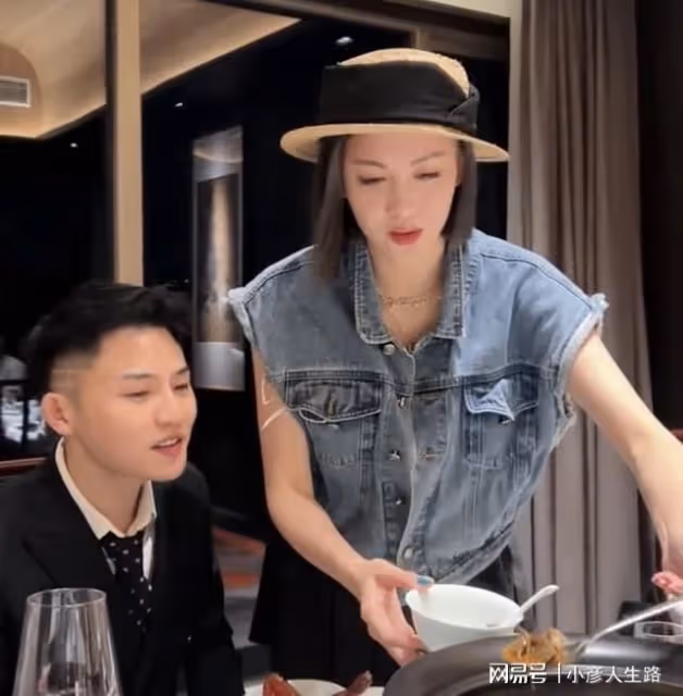 李彩樺被曝與男網紅曖昧!聚餐期間緊挨著,還親自為其夾菜擦嘴