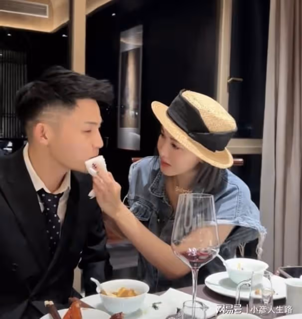 李彩樺被曝與男網紅曖昧!聚餐期間緊挨著,還親自為其夾菜擦嘴