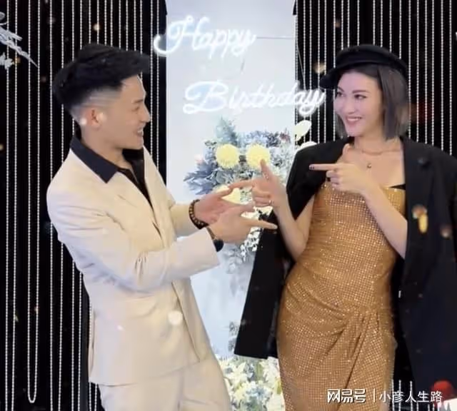 李彩樺被曝與男網紅曖昧!聚餐期間緊挨著,還親自為其夾菜擦嘴
