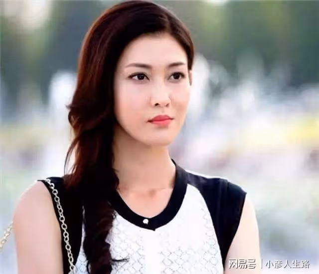李彩樺被曝與男網紅曖昧!聚餐期間緊挨著,還親自為其夾菜擦嘴