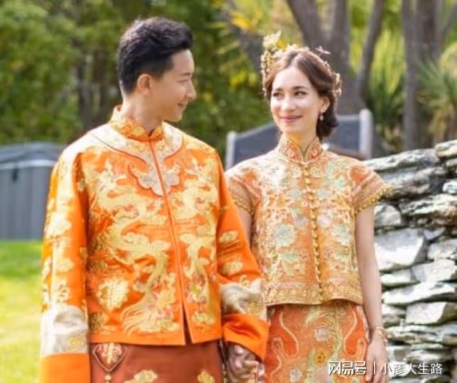 韓庚曬全家福官宣一胎得女,盧靖姍產後親吻丈夫幸福洋溢
