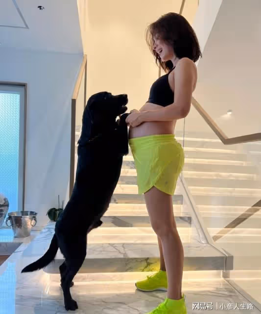 韓庚曬全家福官宣一胎得女,盧靖姍產後親吻丈夫幸福洋溢