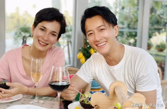 韓庚曬全家福官宣一胎得女,盧靖姍產後親吻丈夫幸福洋溢