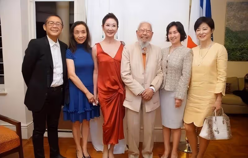 林青霞與何超瓊同框,67歲氣質不輸其他人