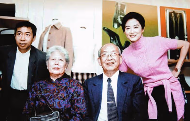 林青霞與何超瓊同框,67歲氣質不輸其他人