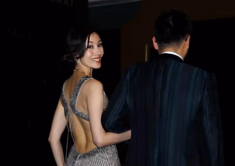 李嘉欣攜富豪老公亮相,穿「香檳金禮服」高貴有氣質,看著就像闊太太:看起來完全不像52歲