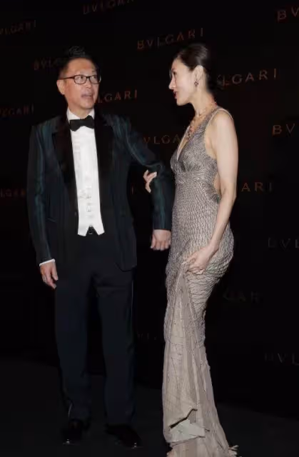李嘉欣攜富豪老公亮相,穿「香檳金禮服」高貴有氣質,看著就像闊太太:看起來完全不像52歲