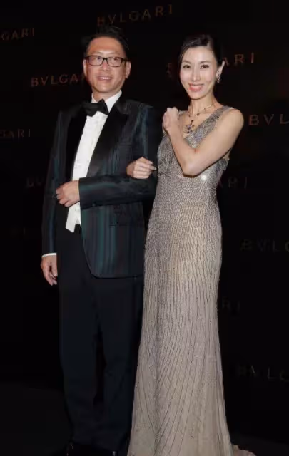 李嘉欣攜富豪老公亮相,穿「香檳金禮服」高貴有氣質,看著就像闊太太:看起來完全不像52歲