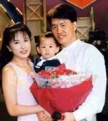「仙女姐姐」戈偉如,爆紅後不慕名利,追愛半生,曾2度入豪門,自由豪邁拒絕上億贍養費,她笑:女人要活得灑脫!