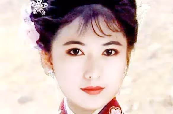 「仙女姐姐」戈偉如,爆紅後不慕名利,追愛半生,曾2度入豪門,自由豪邁拒絕上億贍養費,她笑:女人要活得灑脫!
