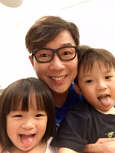 中秋出意外!情歌王子「趕拍戲從2樓墜落」暈10多秒 揭傷勢「右手粉碎性骨折」:50歲一堆舊傷