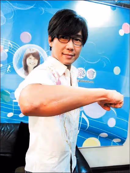 中秋出意外!情歌王子「趕拍戲從2樓墜落」暈10多秒 揭傷勢「右手粉碎性骨折」:50歲一堆舊傷