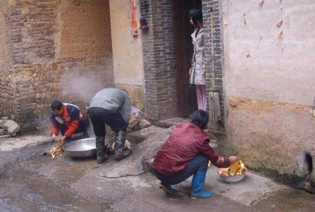 兒子離開後兒媳讓婆婆，10年天天喝青菜湯，媳婦臨終前卻說：媽，我的存款都留給你.