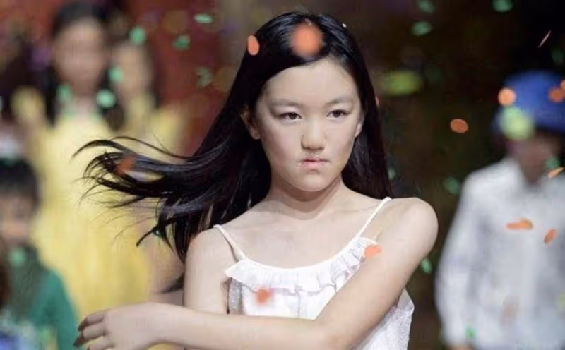 有種「星二代」叫王菲女兒!曾因「兔唇」被熱議,經歷3次手術如今蛻變氣質美女,靠美貌打破流言,網友:明星基因太強大