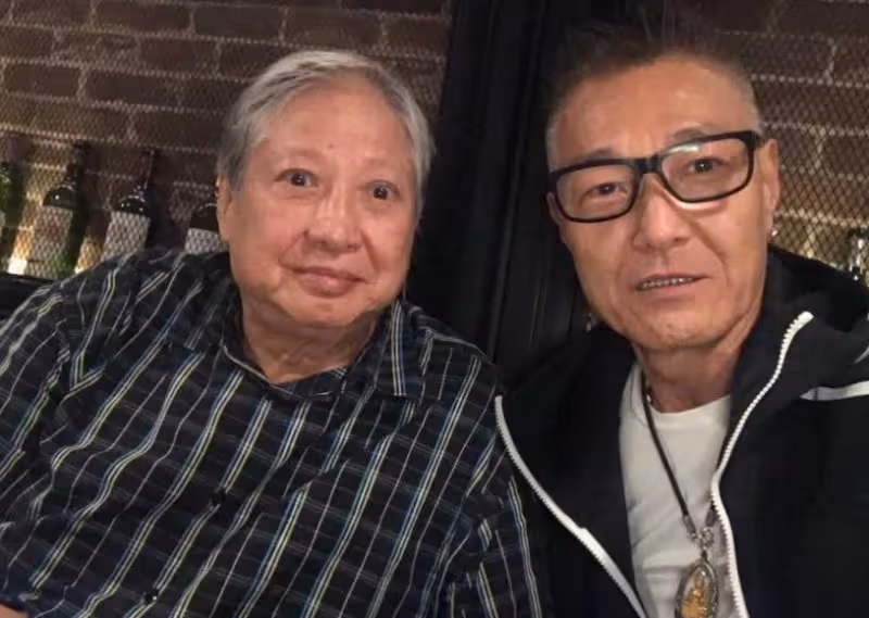洪金寶與成龍前保鏢聚會！被尊稱「大哥大」，63歲盧惠光頭髮花白，洪金寶一身格紋襯衫精神狀態飽滿