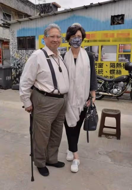 洪金寶與成龍前保鏢聚會！被尊稱「大哥大」，63歲盧惠光頭髮花白，洪金寶一身格紋襯衫精神狀態飽滿