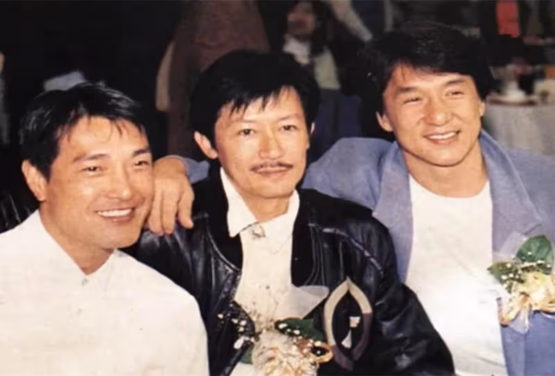 洪金寶與成龍前保鏢聚會!被尊稱「大哥大」,63歲盧惠光頭髮花白,洪金寶一身格紋襯衫精神狀態飽滿