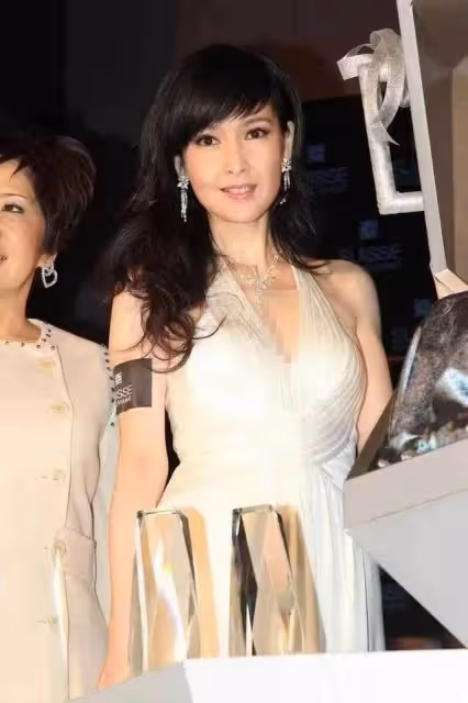 54歲的周慧敏是逆生長了嗎?穿白裙清純如少女,狀態不輸當紅小花
