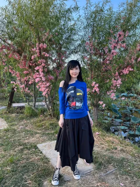 54歲的周慧敏是逆生長了嗎?穿白裙清純如少女,狀態不輸當紅小花