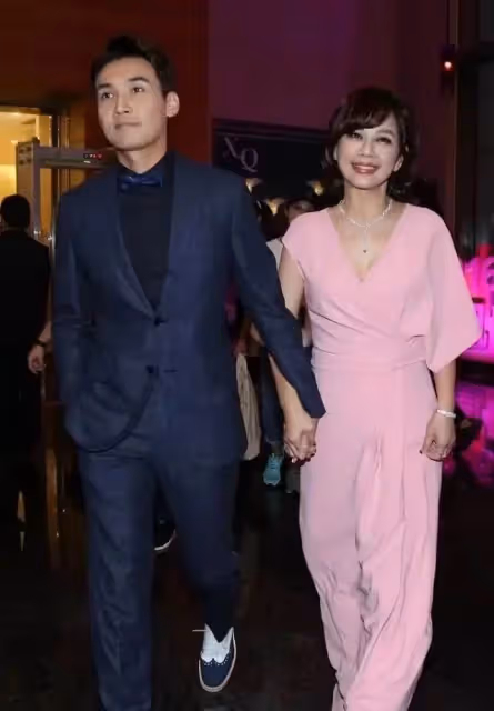 陳松伶曝現狀,被小9歲老公寵成公主,穿一身粉裙太少女,好狀態根本不像51歲