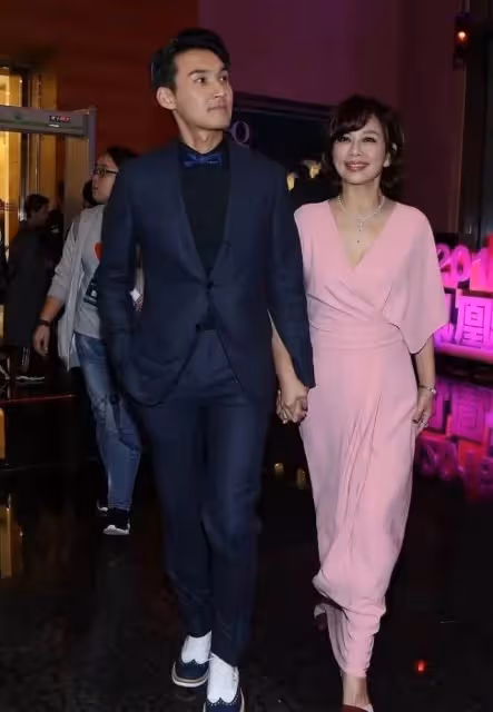 陳松伶曝現狀,被小9歲老公寵成公主,穿一身粉裙太少女,好狀態根本不像51歲