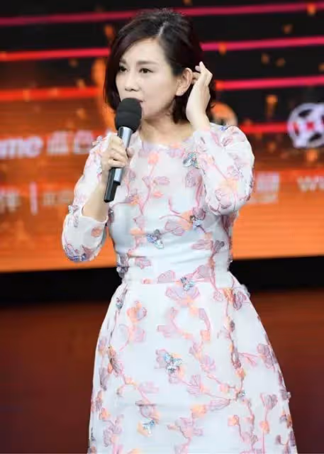 陳松伶曝現狀,被小9歲老公寵成公主,穿一身粉裙太少女,好狀態根本不像51歲