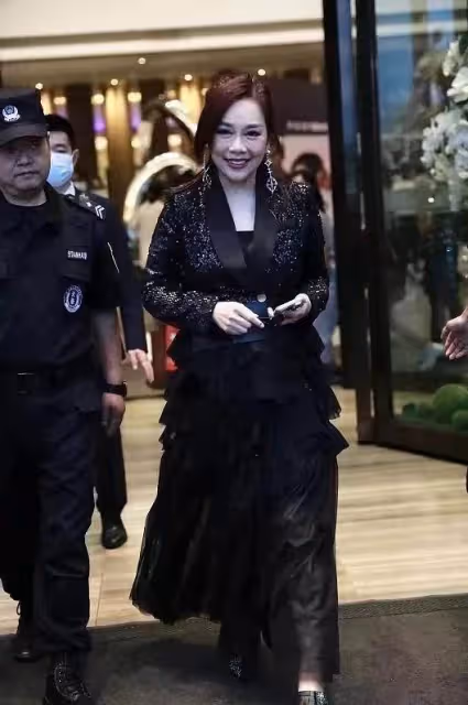 陳松伶曝現狀,被小9歲老公寵成公主,穿一身粉裙太少女,好狀態根本不像51歲