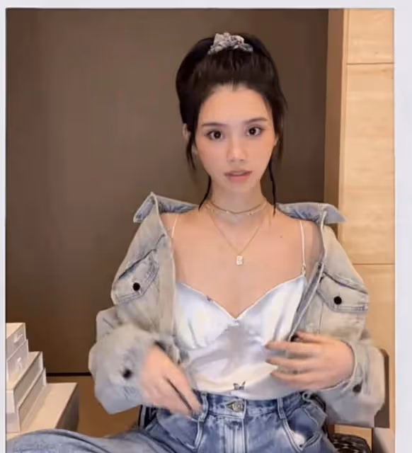 奚夢瑤曬視訊分享貴婦生活,真絲睡衣上鑲鉆,5套睡衣價值近9萬,網友羨慕:有錢真好