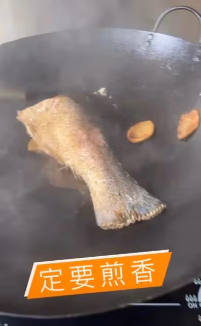 張柏芝近況曝光!三歲小兒子罕見出鏡,梳波波頭邁小撇步好軟萌,網友:完美復刻張柏芝