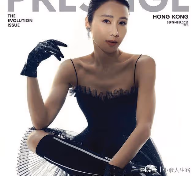 50歲黎姿再為雜誌拍封面！穿抹胸長裙秀完美鎖骨，疑似為復出鋪路