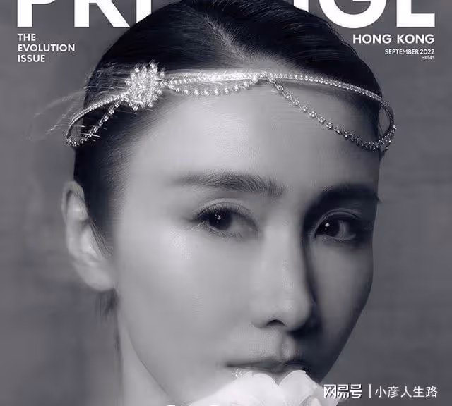 50歲黎姿再為雜誌拍封面！穿抹胸長裙秀完美鎖骨，疑似為復出鋪路