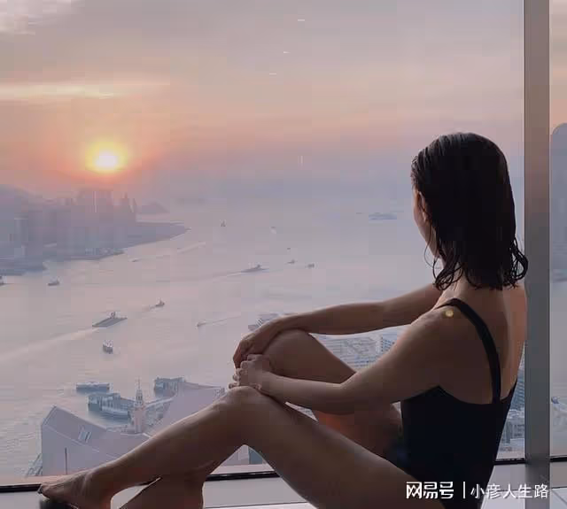 50歲黎姿再為雜誌拍封面！穿抹胸長裙秀完美鎖骨，疑似為復出鋪路