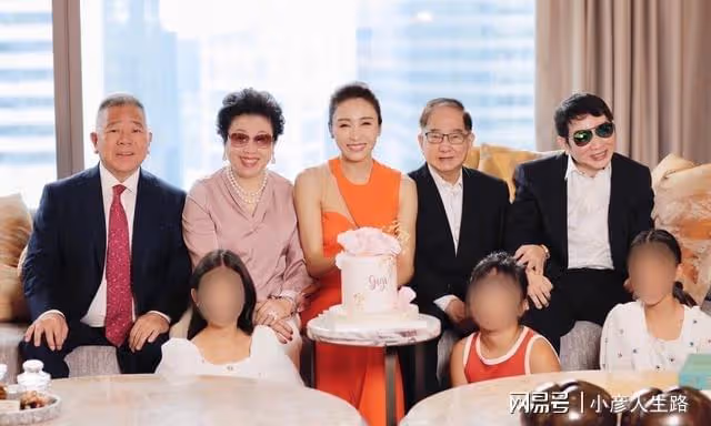 50歲黎姿再為雜誌拍封面！穿抹胸長裙秀完美鎖骨，疑似為復出鋪路