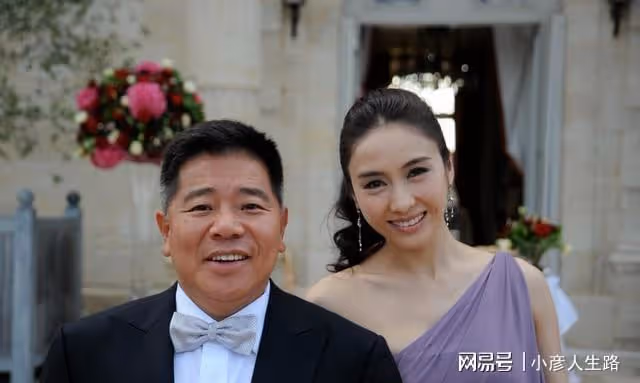 50歲黎姿再為雜誌拍封面！穿抹胸長裙秀完美鎖骨，疑似為復出鋪路