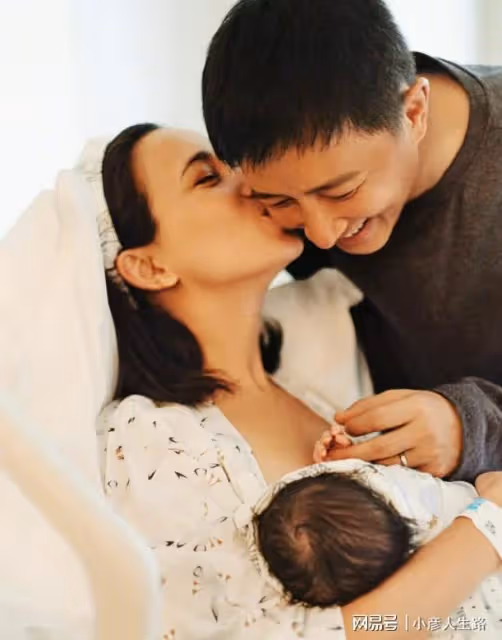韓庚盧靖姍官宣生女！被老婆吻臉開心逗娃，嬰兒頭髮烏黑十分濃密