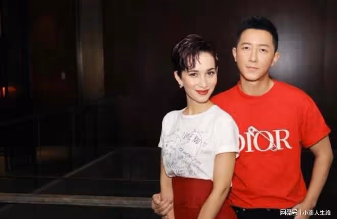 韓庚盧靖姍官宣生女！被老婆吻臉開心逗娃，嬰兒頭髮烏黑十分濃密