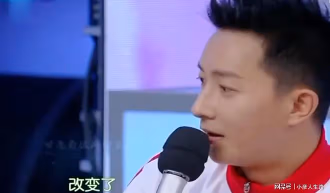 韓庚盧靖姍官宣生女！被老婆吻臉開心逗娃，嬰兒頭髮烏黑十分濃密
