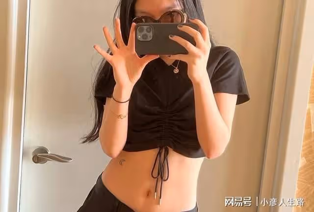 20歲法圖麥曬近照迎中秋，穿露臍衫秀螞蟻腰，月牙文身訴思父之情