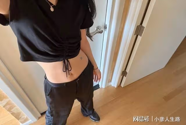 20歲法圖麥曬近照迎中秋，穿露臍衫秀螞蟻腰，月牙文身訴思父之情