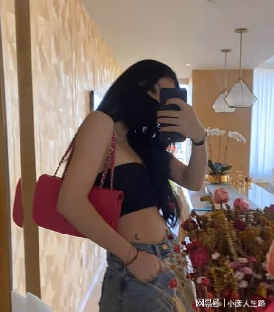 20歲法圖麥曬近照迎中秋，穿露臍衫秀螞蟻腰，月牙文身訴思父之情