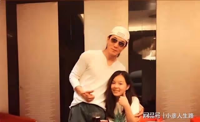 20歲法圖麥曬近照迎中秋，穿露臍衫秀螞蟻腰，月牙文身訴思父之情