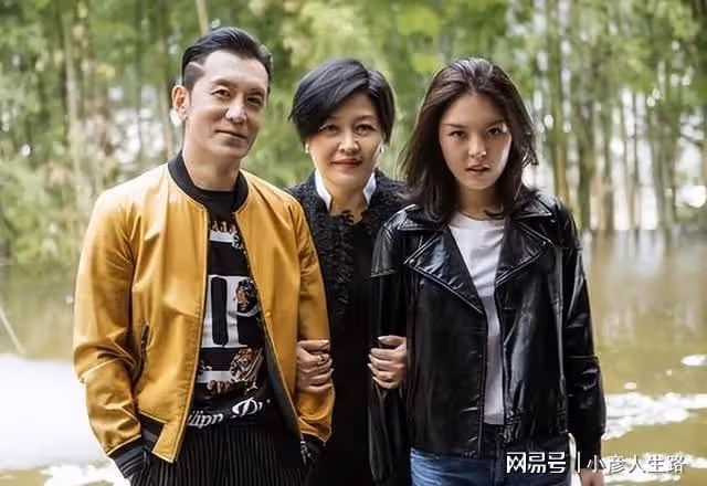 20歲法圖麥曬近照迎中秋，穿露臍衫秀螞蟻腰，月牙文身訴思父之情