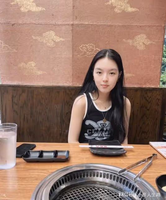 20歲法圖麥曬近照迎中秋，穿露臍衫秀螞蟻腰，月牙文身訴思父之情